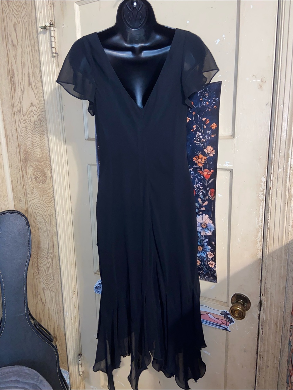 Elegant Black Gothic Beaded V-Neck Dress - Picture 6 of 8